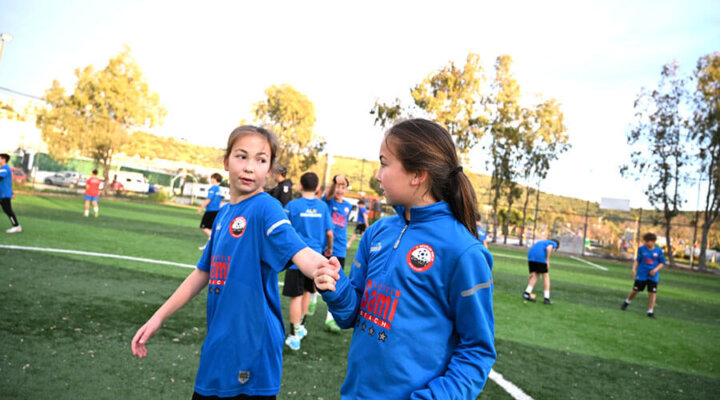 Futbol tutkunu ikiz kız kardeş Fenerbahçe’de