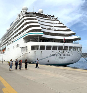 Crystal Serenity adlı gemi Bodrum’da