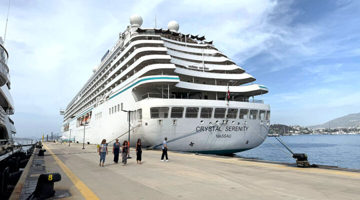 Crystal Serenity adlı gemi Bodrum’da