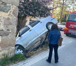 Kontrolden çıktı Taş binaya çarptı