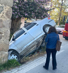 Kontrolden çıktı Taş binaya çarptı