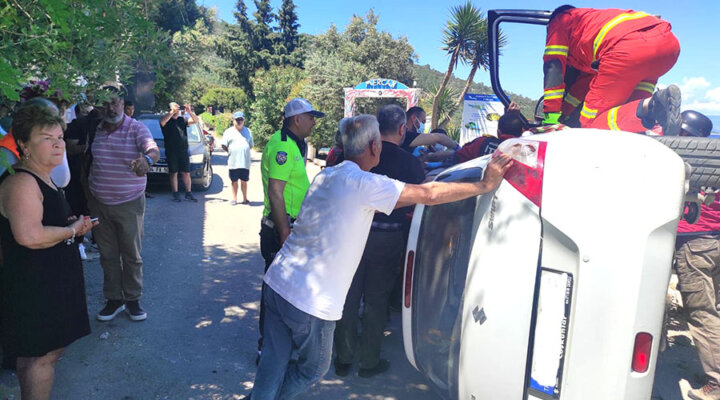 Duvara çarpan otomobil yan yattı