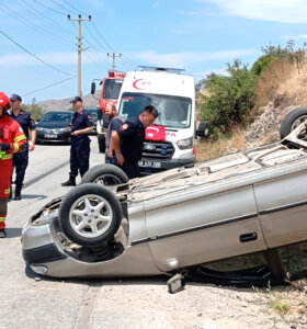 Gürece’de araç takla attı