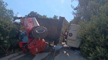 Vinç taşıyan kamyonet devrildi