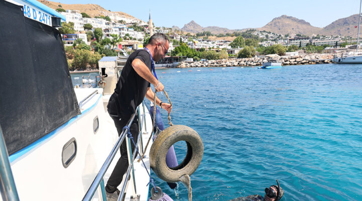 Akyarlar ’da Denizden 850 Kg Atık Çıkarıldı
