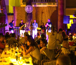 Lago, 2026 sezonunu 200 misafir ve Yorgo Kertis’in Greek Night sahnesiyle açtı