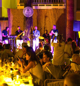 Lago, 2026 sezonunu 200 misafir ve Yorgo Kertis’in Greek Night sahnesiyle açtı