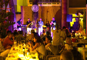 Lago, 2026 sezonunu 200 misafir ve Yorgo Kertis’in Greek Night sahnesiyle açtı