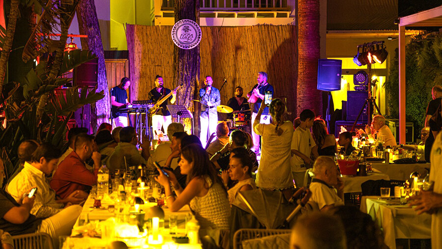 Lago, 2026 sezonunu 200 misafir ve Yorgo Kertis’in Greek Night sahnesiyle açtı