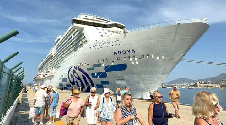 “Aroya” 2 bin 59 yolcu ile Bodrum’da