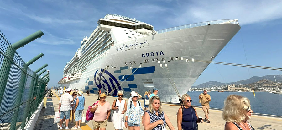 “Aroya” 2 bin 59 yolcu ile Bodrum’da