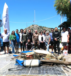 Gümüşlük koyundan 250 kilogram atık çıkarıldı