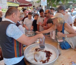 Aşure ve kar şerbeti ikram edildi