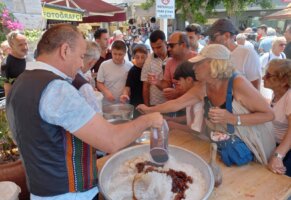 Aşure ve kar şerbeti ikram edildi
