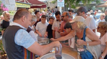 Aşure ve kar şerbeti ikram edildi