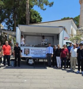 Polis meslektaşı olan ağabeyi için lokma döktürdü