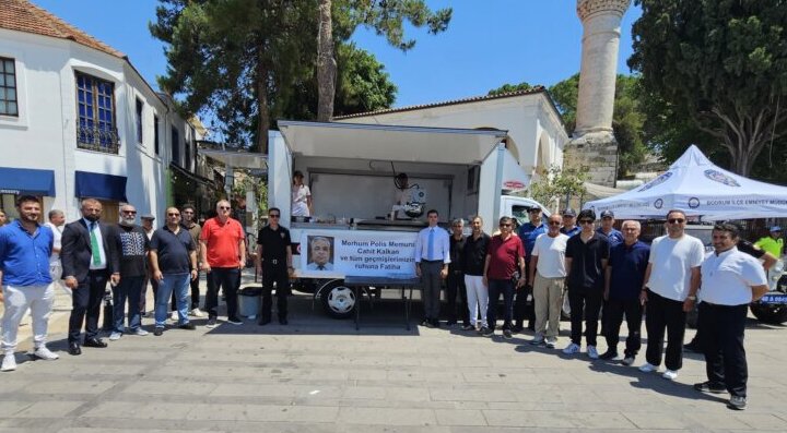 Polis meslektaşı olan ağabeyi için lokma döktürdü