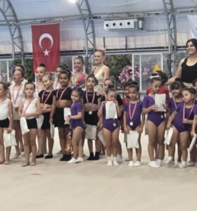 Her Yaşta Cimnastikçilerden Unutulmaz Yıl Sonu Gösterisi