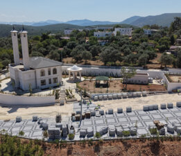 Çamlık Cami Önü Meydanı Düzenleniyor