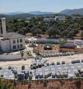 Çamlık Cami Önü Meydanı Düzenleniyor