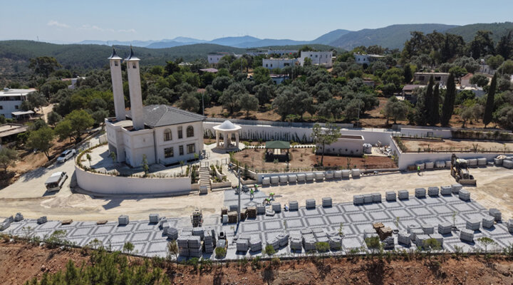 Çamlık Cami Önü Meydanı Düzenleniyor