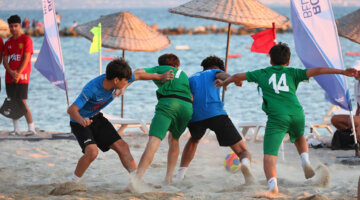 1.⁠ ⁠Günbatımı Çocuk Plaj Futbol Şenliği Başladı