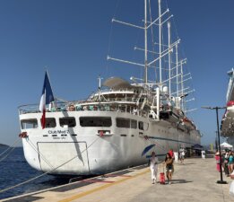 Bodrum’a iki yolcu gemisi demirledi