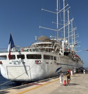 Bodrum’a iki yolcu gemisi demirledi