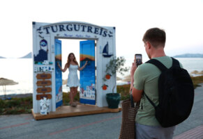 “Maviye Açılan Kapı” Turgutreis Sahilinde