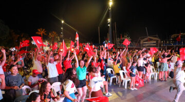 Zafer Coşkusu Bodrum Meydanlarında Yaşandı