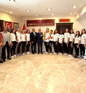 Yalıkavakspor kupa sevincini Kaymakamla paylaştı