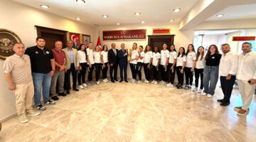 Yalıkavakspor kupa sevincini Kaymakamla paylaştı