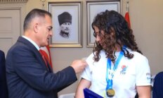 Vali Akbıyık, Milli Yelkenciyi Onurlandırdı