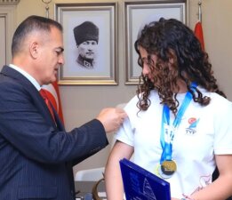Vali Akbıyık, Milli Yelkenciyi Onurlandırdı