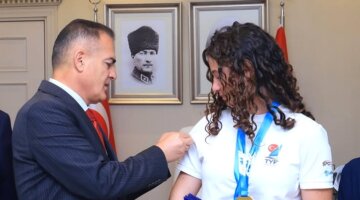 Vali Akbıyık, Milli Yelkenciyi Onurlandırdı