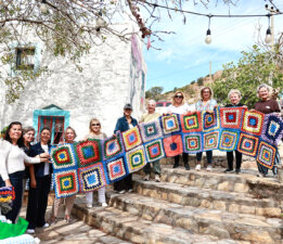 Bodrumlu Kadınlar Sokaklar İçin Ördü: 1.400 Motif Bir Araya Getirildi